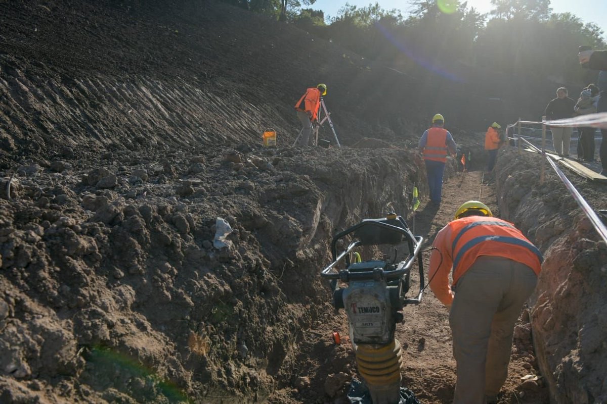 MuniParana's tweet photo. #PROMEBA 👉👷 La obra integral en barrios Humito y Kilómetro 3 tiene un avance del 65 % 🧱🏗️

Comprende estabilización de taludes, drenajes, completamiento vial, iluminación, cloacas, conexiones de agua, espacios públicos, calles y veredas.

Más info en 🔗 https://t.co/zEPeScTKcP https://t.co/a6PlfZ8WbI