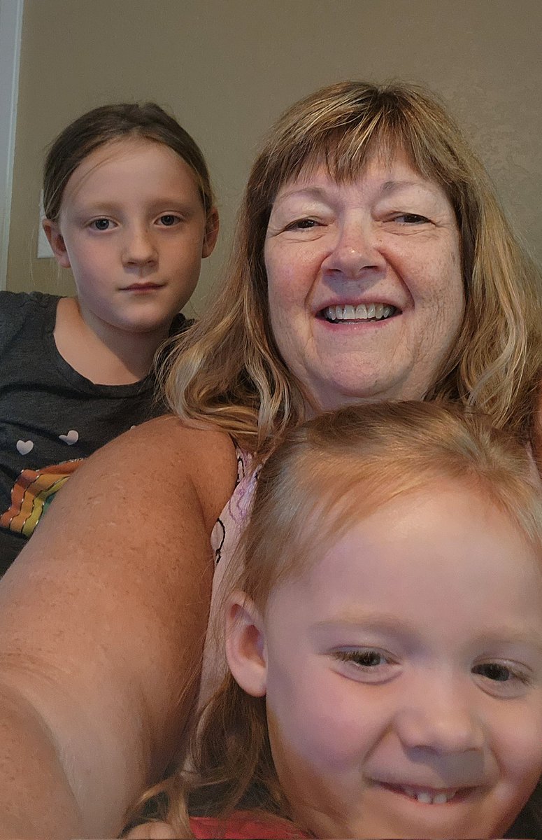 jhsiess's tweet photo. How was your weekend?
#GrandauntieJanie #Grandnieces #SlumberParty #SummerBandConcert #BandGeekForLife @lodiband https://t.co/0QqrUqyIAW