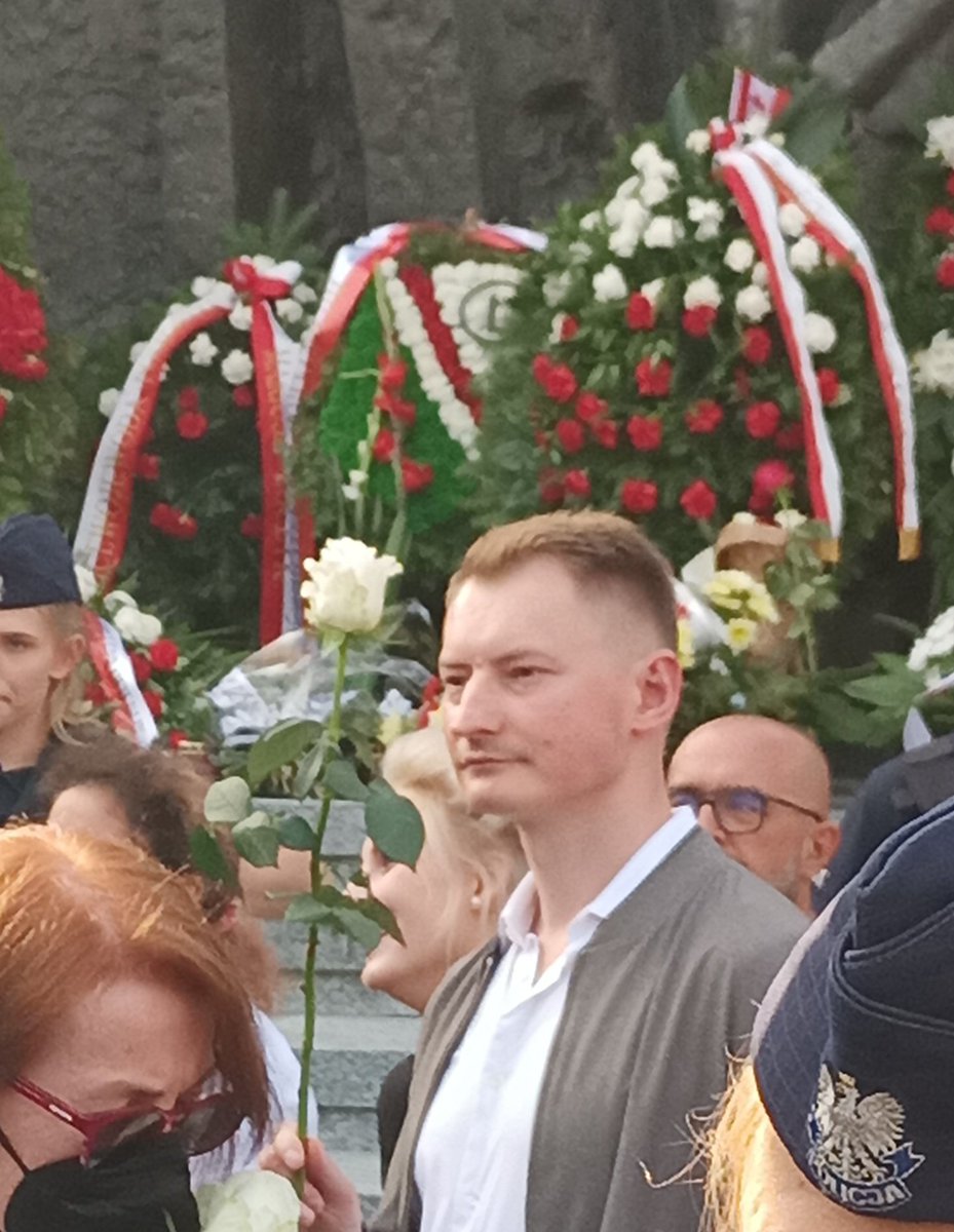 eLZmuda's tweet photo. Pomnik Powstania Warszawskiego, Bartosz #Kramek prowokator nie śpi...😡 https://t.co/0Gg4UZzLqX