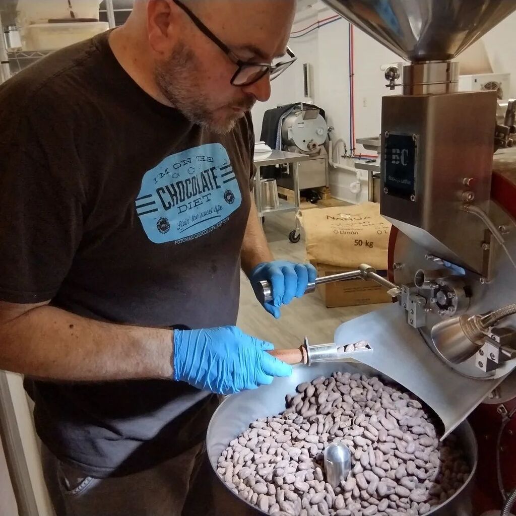 Well, hello there! I've not been great about posting to the socials lately, so enjoy this totally-not-staged shot of me roasting some cacao! :)

#potomacchocolate #craftchocolate #beantobar #handcrafted #chocolate #cacao #roasting #roaster #cocoabeans #o… instagr.am/p/CguPg8kOWdT/