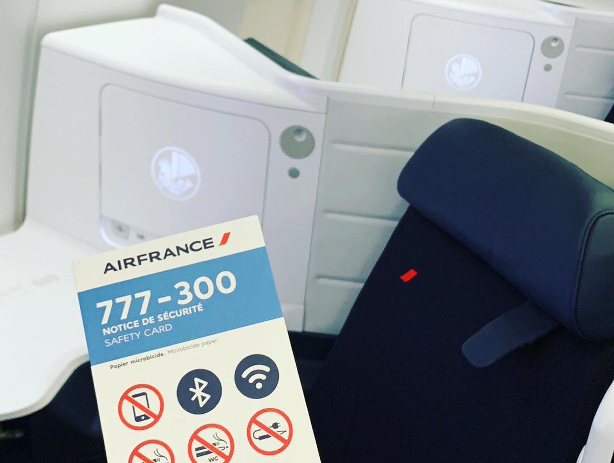 🇫🇷 J’ai été invité par Air France aux ateliers de Sabena technics à Bordeaux, pour découvrir les toutes nouvelles cabines de voyages sur le premier Boeing 777-300. 

Les cabines sont magiques 😍