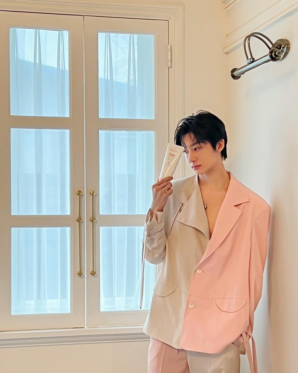 randomhyungwon's tweet photo. So obsessed with this outfit and the wet hair look 🤌🏼 https://t.co/Z7LJ9QeCFM
