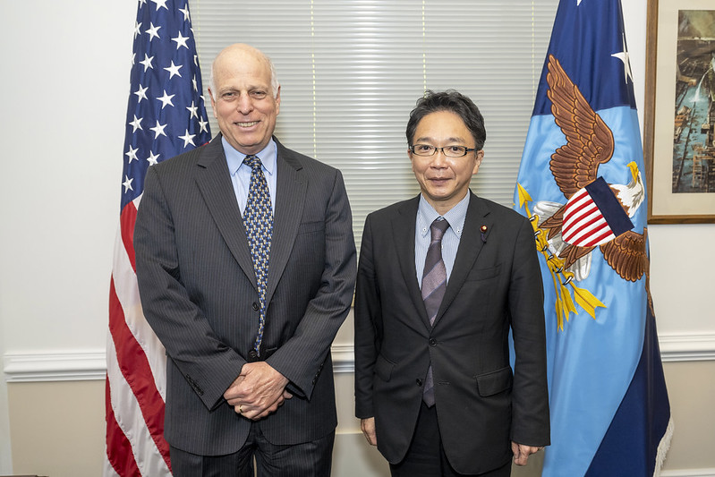 DoWCTO's tweet photo. Last week, DUSD(R&amp;E) Dr. David Honey 
@DeptofDefense met with @keitaro_ohno, Japan's State Minister for Cabinet Affairs for #Science and #Technology. The two discussed advancing defense capabilities, S&amp;T cooperation between 🇺🇸 and 🇯🇵, and strengthening our supply chain resilience https://t.co/I26n4AaJh1
