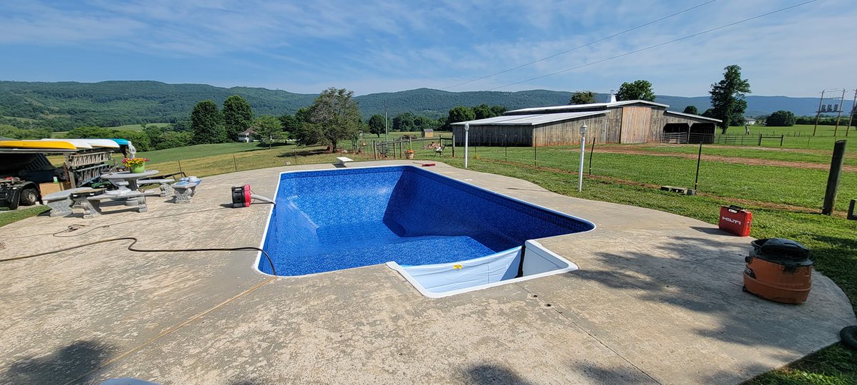 TaraPoolLife's tweet photo. This pool... that view 😍 Gibbs Pools  did a great job on this install. It fits like a glove! Our Lotus liner transformed this backyard! Thank you for sharing!

#taraliners #tarapools #lotus https://t.co/RYD9BTTIJV