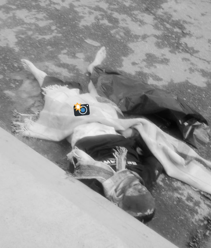 HalconOnce's tweet photo. Este domingo ejecutan y abandonan el cuerpo de un hombre en los límites de las colonias #Ejidal y #RepublicaMexicana en #Coacalco #Edomex, vecinos refieren se escucharon disparos y el rechinar de llantas de un vehículo. @FiscaliaEdomex @Edomex @GobCoacalco2022 @davidsanchezi https://t.co/S4OHL1VVU0