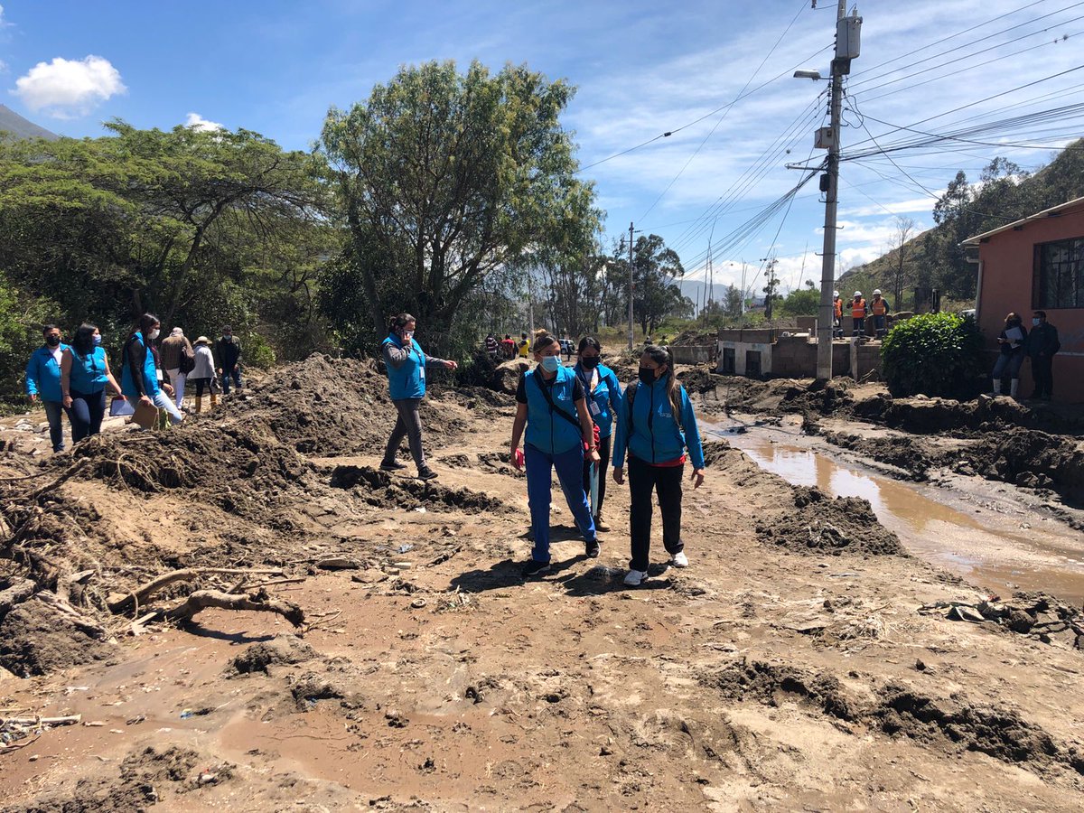PatronatoSJ's tweet photo. Nuestro equipo de psicólogos, trabajadores sociales, fisioterapeutas, junto a la presidenta Mónica Delgado y el director @Rogelioecheve, se trasladaron a Santa Clara del Común, en Pomasqui, para atender a las personas afectadas de la emergencia provocada por las fuertes lluvias. https://t.co/ie0AMz3TaU