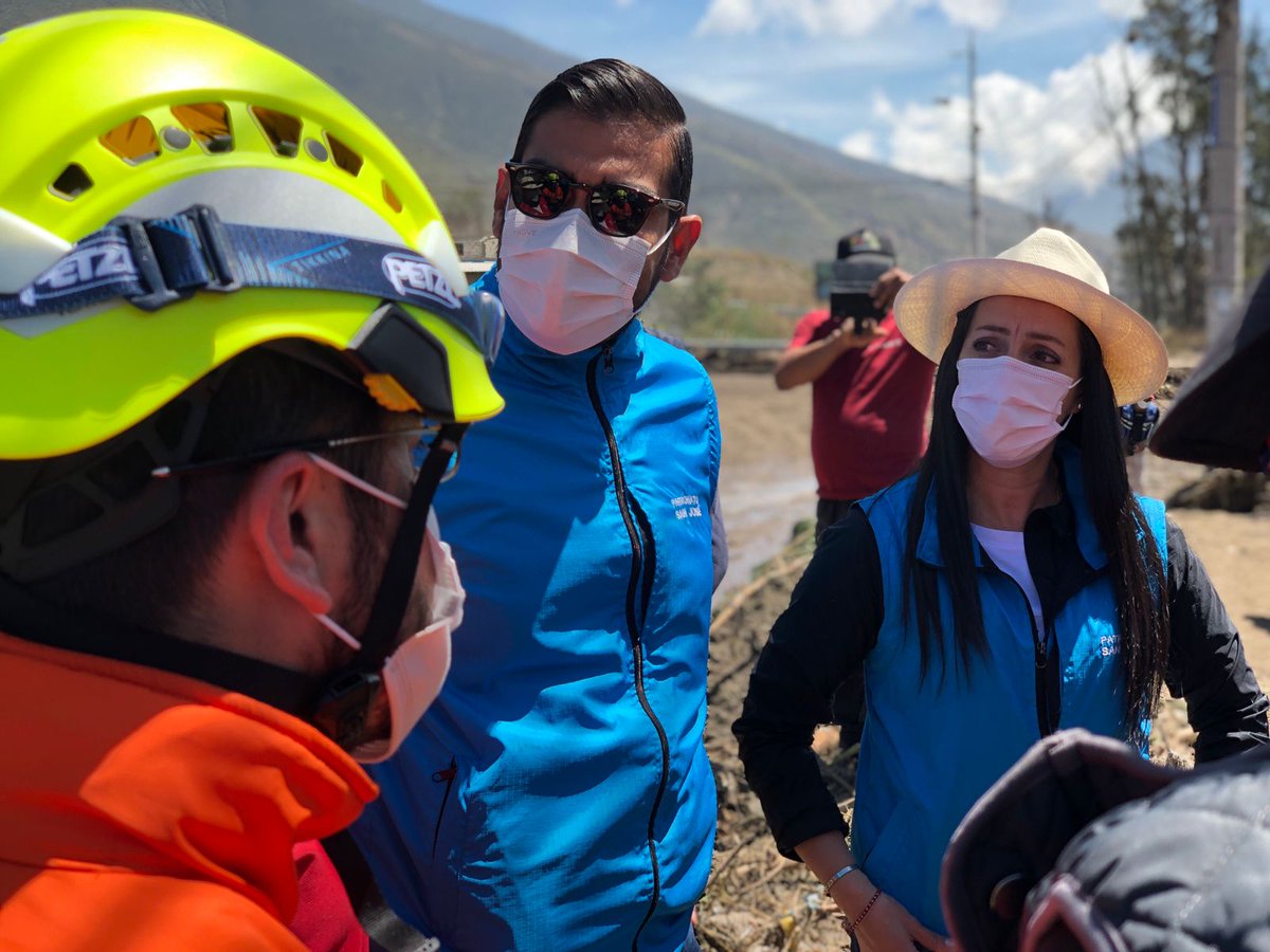 PatronatoSJ's tweet photo. Nuestro equipo de psicólogos, trabajadores sociales, fisioterapeutas, junto a la presidenta Mónica Delgado y el director @Rogelioecheve, se trasladaron a Santa Clara del Común, en Pomasqui, para atender a las personas afectadas de la emergencia provocada por las fuertes lluvias. https://t.co/ie0AMz3TaU