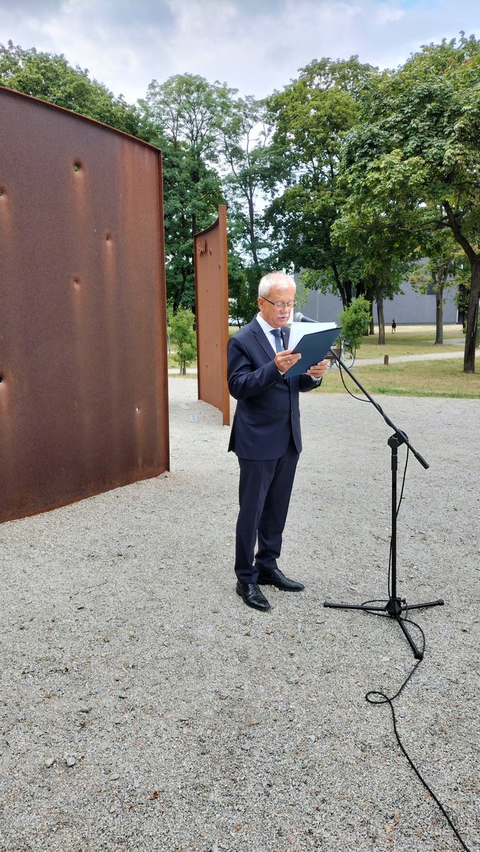 MiastoLeszno's tweet photo. Dziękujemy wszystkim obecnym na obchodach 78. rocznicy wybuchu Powstania Warszawskiego 🙏 i wszystkim, którzy zatrzymali się na chwilę o godz. 17 by oddać hołd walczącym o wolną Warszawę i wolną Polskę ❤️ https://t.co/II9R0En5C1