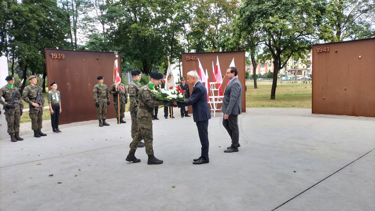 MiastoLeszno's tweet photo. Dziękujemy wszystkim obecnym na obchodach 78. rocznicy wybuchu Powstania Warszawskiego 🙏 i wszystkim, którzy zatrzymali się na chwilę o godz. 17 by oddać hołd walczącym o wolną Warszawę i wolną Polskę ❤️ https://t.co/II9R0En5C1