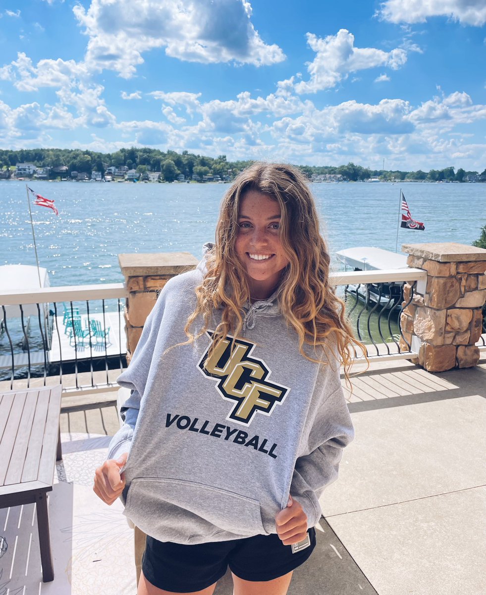 myaball5's tweet photo. So excited to be apart of this family! ⚔️⚔️💛@UCF_Volleyball @LBpineapple https://t.co/hnmn8DdtEq
