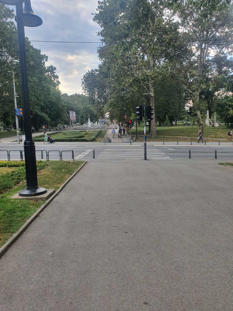 IvanRadak's tweet photo. Sliku bih nazvao #HerojDana https://t.co/3vHoUAW6dA