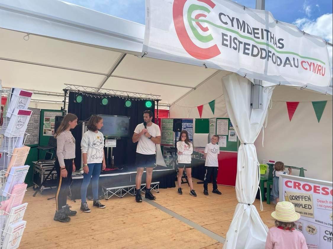 CymdeithasSteddfodau (@steddfota16) on Twitter photo Digon o hwyl ar y stondin heddi gyda @EmaDCW a’i theclun VR a Tudur <a href="/clocsffit/">Clocs Ffit</a>! <a href="/eisteddfod/">eisteddfod</a> 🙌🏼 Digon o hwyl ar y stondin heddi gyda @EmaDCW a’i theclun VR a Tudur <a href="/clocsffit/">Clocs Ffit</a>! <a href="/eisteddfod/">eisteddfod</a> 🙌🏼