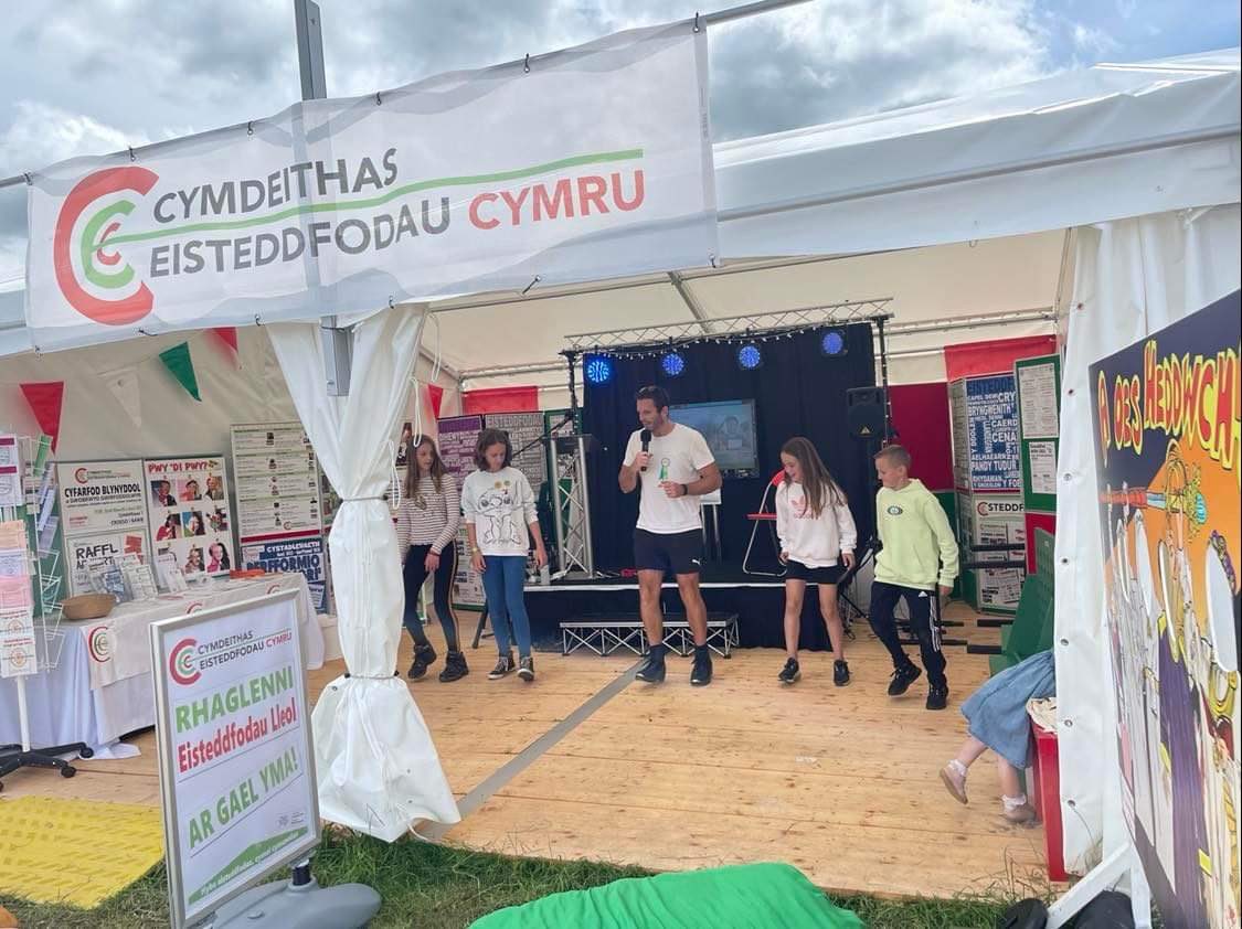 steddfota16's tweet image. Digon o hwyl ar y stondin heddi gyda @EmaDCW a’i theclun VR a Tudur @clocsffit! @eisteddfod 🙌🏼
