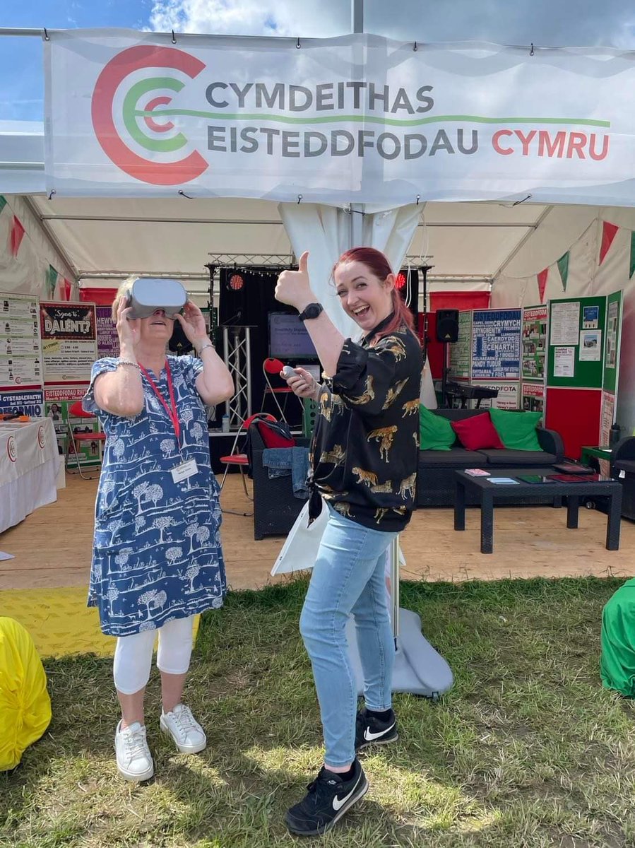 steddfota16's tweet image. Digon o hwyl ar y stondin heddi gyda @EmaDCW a’i theclun VR a Tudur @clocsffit! @eisteddfod 🙌🏼