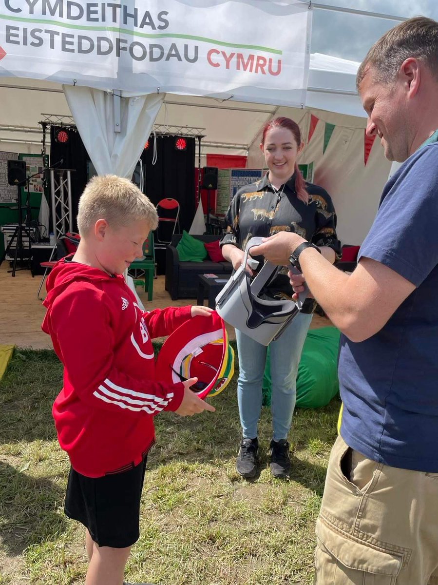steddfota16's tweet image. Digon o hwyl ar y stondin heddi gyda @EmaDCW a’i theclun VR a Tudur @clocsffit! @eisteddfod 🙌🏼