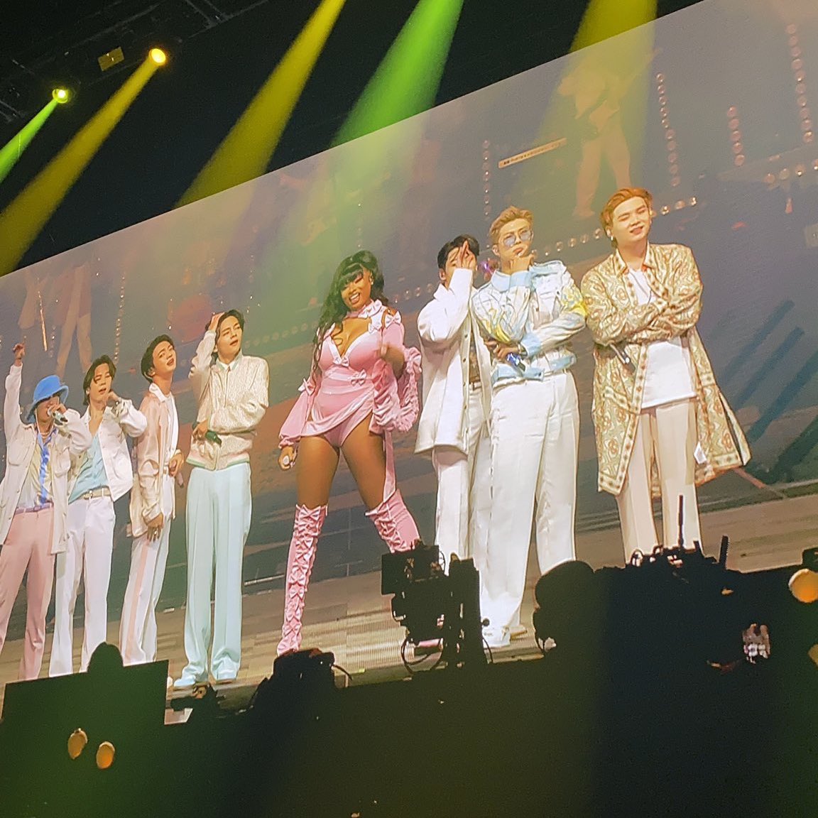 Tisou_islover's tweet photo. Those people are in my heart 💜💕😭😭
#jhopeAtLollapalooza #HOBIPALOOZA #BeckyG #Halsey #MeganTheeStallion #SteveAoki #BTS #ARMY https://t.co/q21sOfzWWd