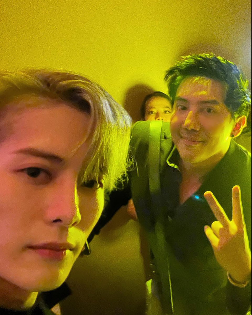 Alex_nattirut's tweet photo. ผมเรียก  P'JACK ….เค้าหยิบมือถือผม เรียกมาถ่ายเซลฟี่ด้วย  ผมเข้าใจแล้วววววววทำไหมทุกคนรักผู้ชายคนนี้ 
😭😭😭😭😭😭😭😭😭😭😭😭 ผมร้องแล้ววว 
@CartierTH #MAGICMAN @JacksonWang852
Global Brand Ambassador Cartier
ในงานปาร์ตี้แห่งปี

#JacksonWangxCartierth 
#JackSonWang
 #Fanboy https://t.co/rDeff6FA9N