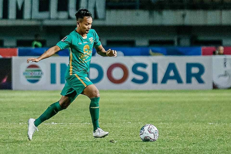 Dia membuat RR32 dan Riswan tenang,dia membuat Vidal dan Briliyan bisa menusuk jauh ke depan,saat Catur/Koko overlap mereka tahu posnya aman karena ada dia. The unsung hero of Persebaya.The iceman,the cold blooded midfielder. The one and only,our number 96.HIDAYAT🐊🐊🐊