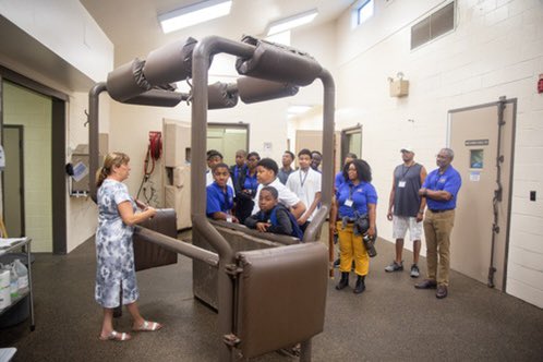edbrownsociety's tweet photo. Thank you @roodandriddle and the @KyHorsePark for opening your doors and expanding our “campers”  knowledge of equine medicine, history, and riding. #equinecareers #equinehistory https://t.co/QZiUOuao4i