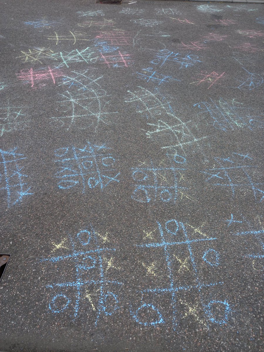 MontyReubenPaul's tweet photo. Fun with chalk, and ice cream too π. Thank you @londonplay π https://t.co/GfeqSsCdMf