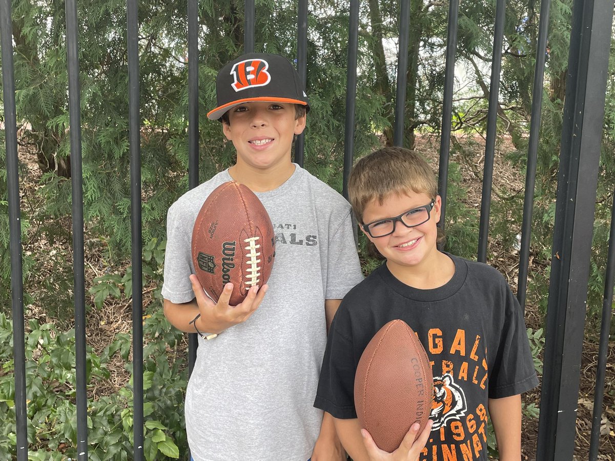 slpetereit's tweet photo. WHODEY! We’re ready to see @Joe_MainMixon @Real10jayy__ @teehiggins5 @boutdat_23 and teammates get some work in! 🧡🖤🧡#Bengals #WhoDey #TrainingCamp https://t.co/rF3rNly6V1
