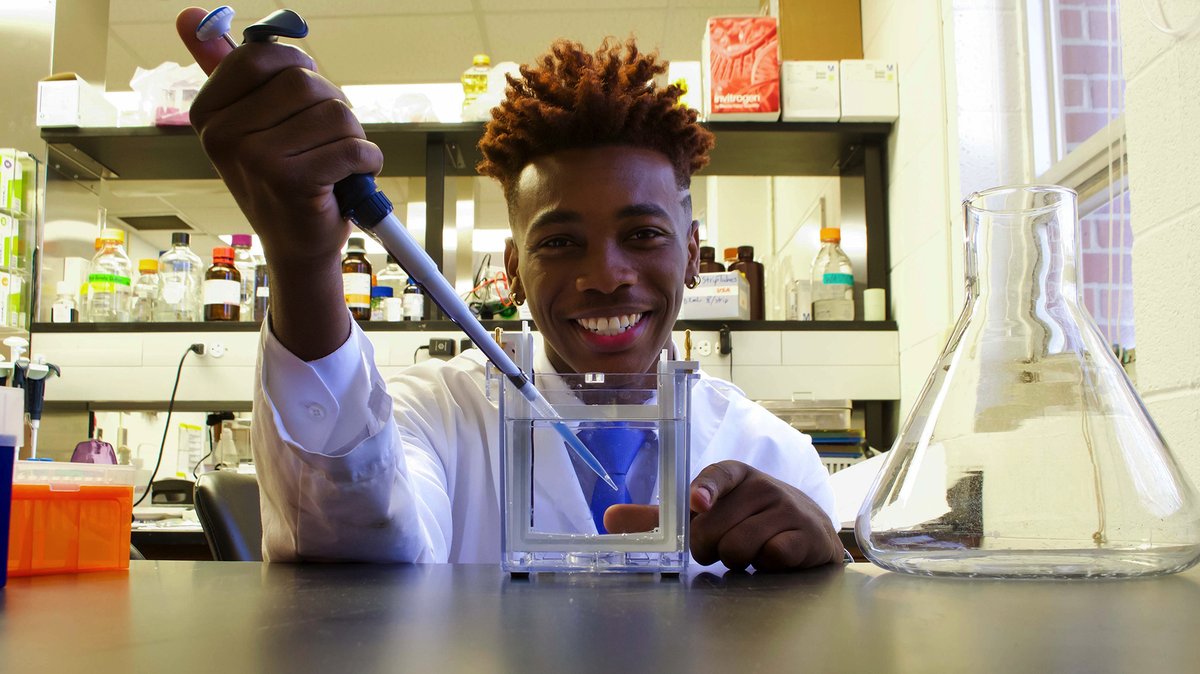 OleMissNews's tweet image. Pharmacology Graduate Student Building a Legacy Through Research

- Cellas Hayes is first University of Mississippi student in 35 years to receive NIH fellowship

Full Story: bit.ly/3d25ee0