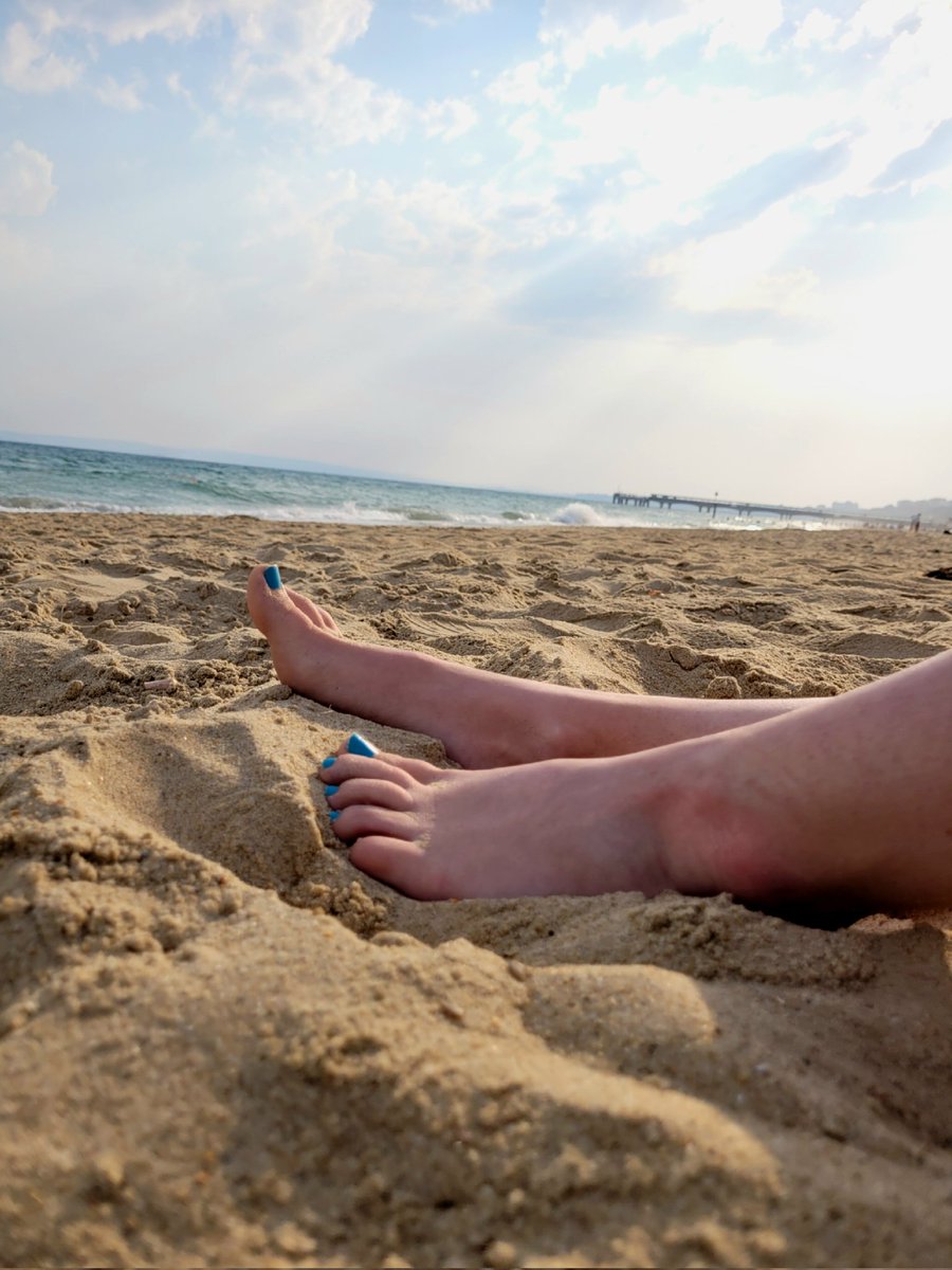 fancies_foot's tweet photo. Write your sorrows in the sand.
Carve your blessings in stone.

Subscribe to my #onlyfans at
https://t.co/q76g977sPt

#feet #beach #barefoot #sand https://t.co/lBYA5CHStm