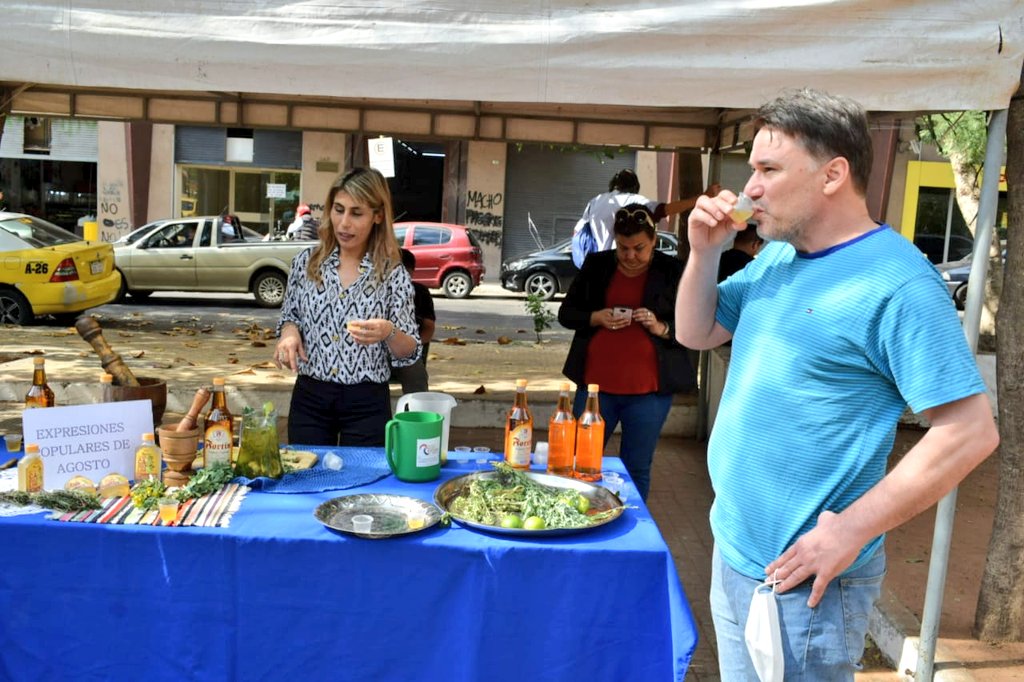 Iniciamos agosto con el tradicional Carrulim🍹 en Asunción.

Se trata de una costumbre heredada de los guaraníes para espantar la mala onda y evitar que “Agosto nos lleve”, el brebaje contiene una mezcla de 7 hierbas, caña y limón.🍃🍀🍶