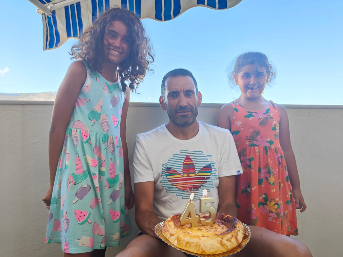 JacobYM77's tweet photo. Las auténticas muestras de que nos hacemos mayores las tengo una a cada lado. Sin duda, junto con la fotógrafa, la mejor compañía para soplar las velas!!!! 🥰🥰🥰🥰 https://t.co/MDihRs39Xx