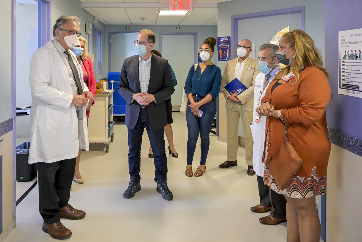 CrisContrerasNY's tweet photo. Metropolitan was proud to host @MBPMarkLevine and his team for a visit. It was a great opportunity to showcase some of our centers of excellence, including the Hemodialysis and Endoscopy Units. https://t.co/X0Aqt5Diih