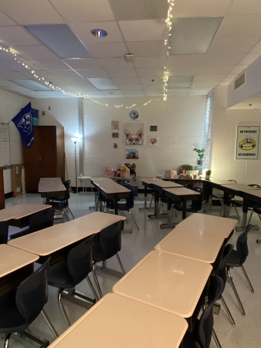 AshtonInTheKnow's tweet photo. 🔈SURPRISE! 🔈 I’m a teacher now! 😄 The newsroom will always have a special place in my heart, but I’ve decided to answer the call into the classroom! Pretty soon, I’ll have my own group of 8th graders to pour into. My heart is already so happy! 🥰 https://t.co/Vh9Si2InhZ