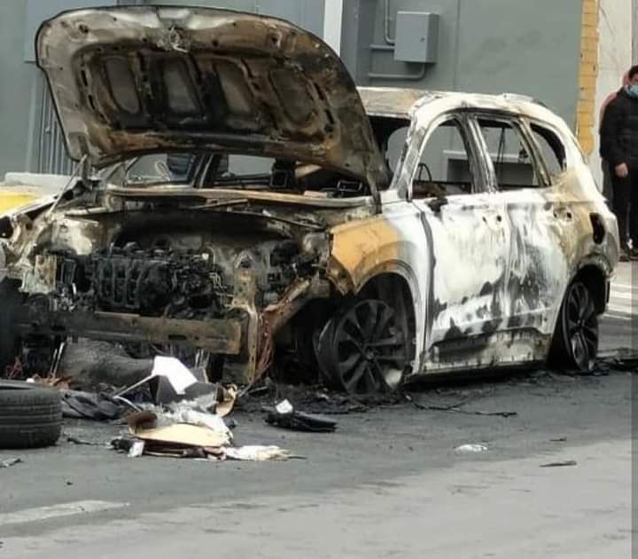 mutante321's tweet photo. Esta madrugada fue quemado con bombas molotov el auto de Victor de la Voz Victor de la voz, narcotraficante y trapero que actuó el 1 de Mayo con armas dispararon contra la prensa independiente resultando muerta #FranciscaSandoval.
Via #VozenFuga https://t.co/Ip0kviYxwf
#Temuco https://t.co/v5YuzPwEoD