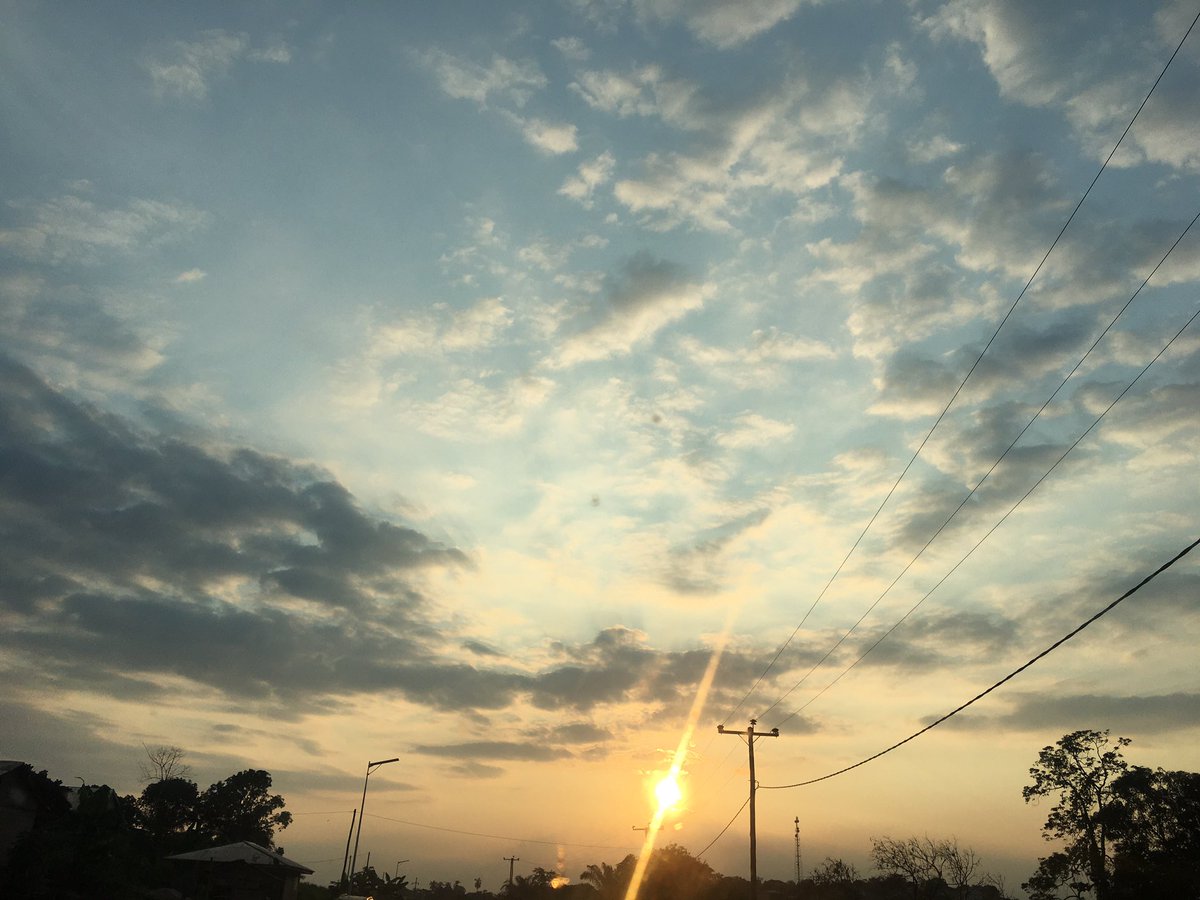 Ayos. On a quitté l'est. Lueurs magiques de coucher de soleil. On passe au centre et on ne devrait pas s'arreter d'ici Yaounde. On partage traditionnellement la cola en 5 quartiers. #braillerap #cameroun