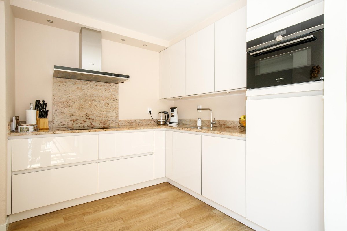joostvente's tweet photo. 🏡 NIEUW IN DE VERKOOP! Op een uitstekende locatie gelegen fraaie HALF-VRIJSTAANDE WONING, met achterzijde grenzend aan openbaar groen. Sfeervol en mooi afgewerkt en voorzien van een aangebouwde GARAGE. De fraaie zonnige achtertuin is op het zuiden gericht, is via een achterom https://t.co/MN0DnRjxnU