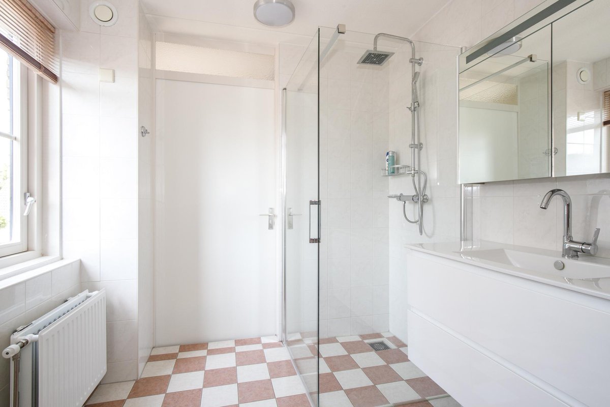 joostvente's tweet photo. 🏡 NIEUW IN DE VERKOOP! Op een uitstekende locatie gelegen fraaie HALF-VRIJSTAANDE WONING, met achterzijde grenzend aan openbaar groen. Sfeervol en mooi afgewerkt en voorzien van een aangebouwde GARAGE. De fraaie zonnige achtertuin is op het zuiden gericht, is via een achterom https://t.co/MN0DnRjxnU