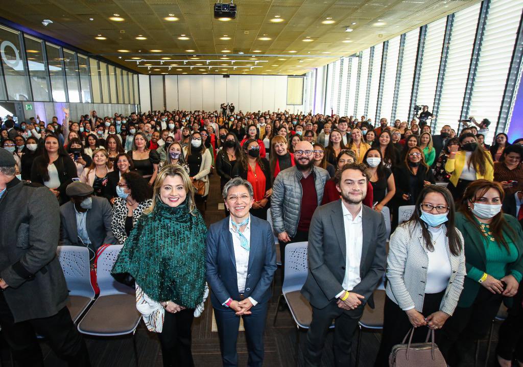 ClaudiaLopez's tweet photo. En #LaBogotáQueEstamosConstruyendo cumplimos sueños, por eso en @SectorSalud @integracionbta y @Educacionbogota tenemos el propósito de formalizar empleos. Hoy celebramos que a más de 400 servidores del sector educación, en su mayoría mujeres, les cambia la vida con empleo digno. https://t.co/1Mffwj0li5