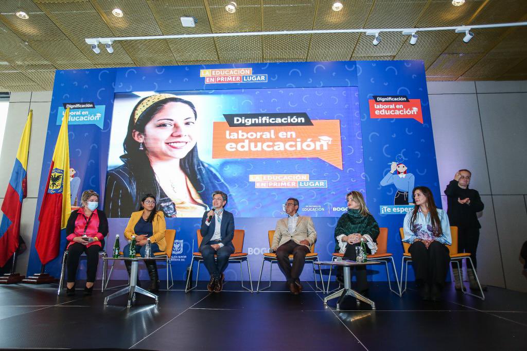ClaudiaLopez's tweet photo. En #LaBogotáQueEstamosConstruyendo cumplimos sueños, por eso en @SectorSalud @integracionbta y @Educacionbogota tenemos el propósito de formalizar empleos. Hoy celebramos que a más de 400 servidores del sector educación, en su mayoría mujeres, les cambia la vida con empleo digno. https://t.co/1Mffwj0li5