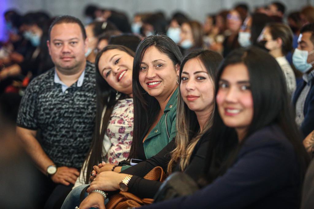 ClaudiaLopez's tweet photo. En #LaBogotáQueEstamosConstruyendo cumplimos sueños, por eso en @SectorSalud @integracionbta y @Educacionbogota tenemos el propósito de formalizar empleos. Hoy celebramos que a más de 400 servidores del sector educación, en su mayoría mujeres, les cambia la vida con empleo digno. https://t.co/1Mffwj0li5