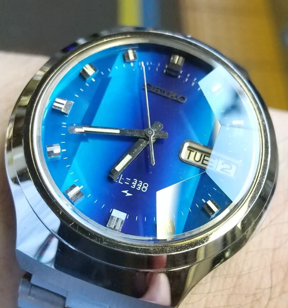 chronotron2's tweet photo. 夜中も暑くて良く眠れず。朝から既に暑い…。ちょっとバテ気味です。せめて時計は爽やかな色のセイコーEL330で。
#今日の時計 #セイコー #セイコーエレクトロニック #電磁テンプ #todayswatch #seiko #seikoelectronic #el330 #electronicwatch #tw https://t.co/oaj2uiFitp