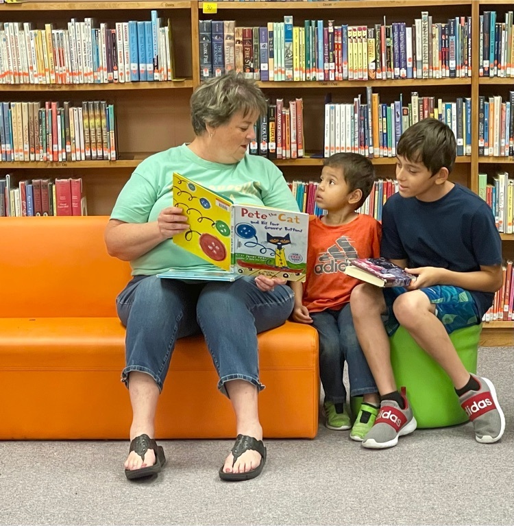 GarfieldBengals's tweet photo. When mom was focused on enrollment, Ms. Steenbock took the opportunity to read several stories to our new friends! We are so lucky to have Ms. Steenbock in our GES family! #usd379 https://t.co/ljDFqdp3e4