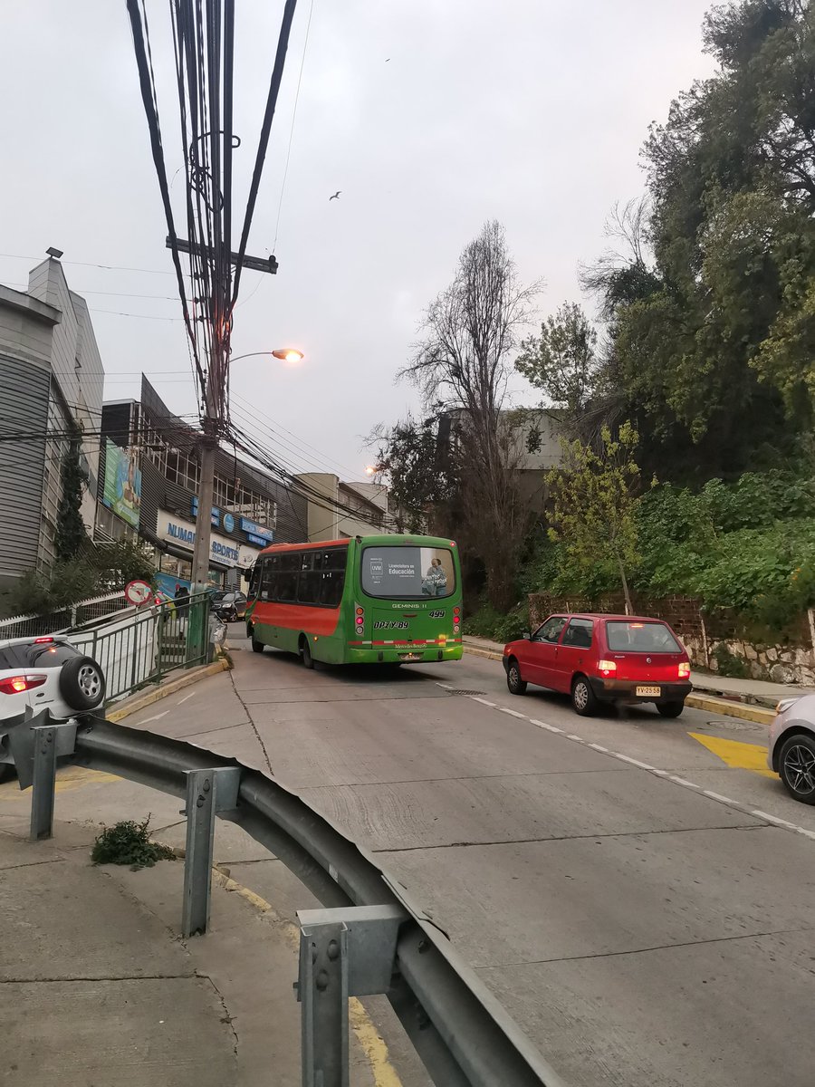 manepoulain's tweet photo. Precaución subida de C Esperanza, altura Numancia Sports por cable que quedó suelto producto de camión muy alto. @Chilquinta @AlertaNoticiasV https://t.co/E1zTsTR24n