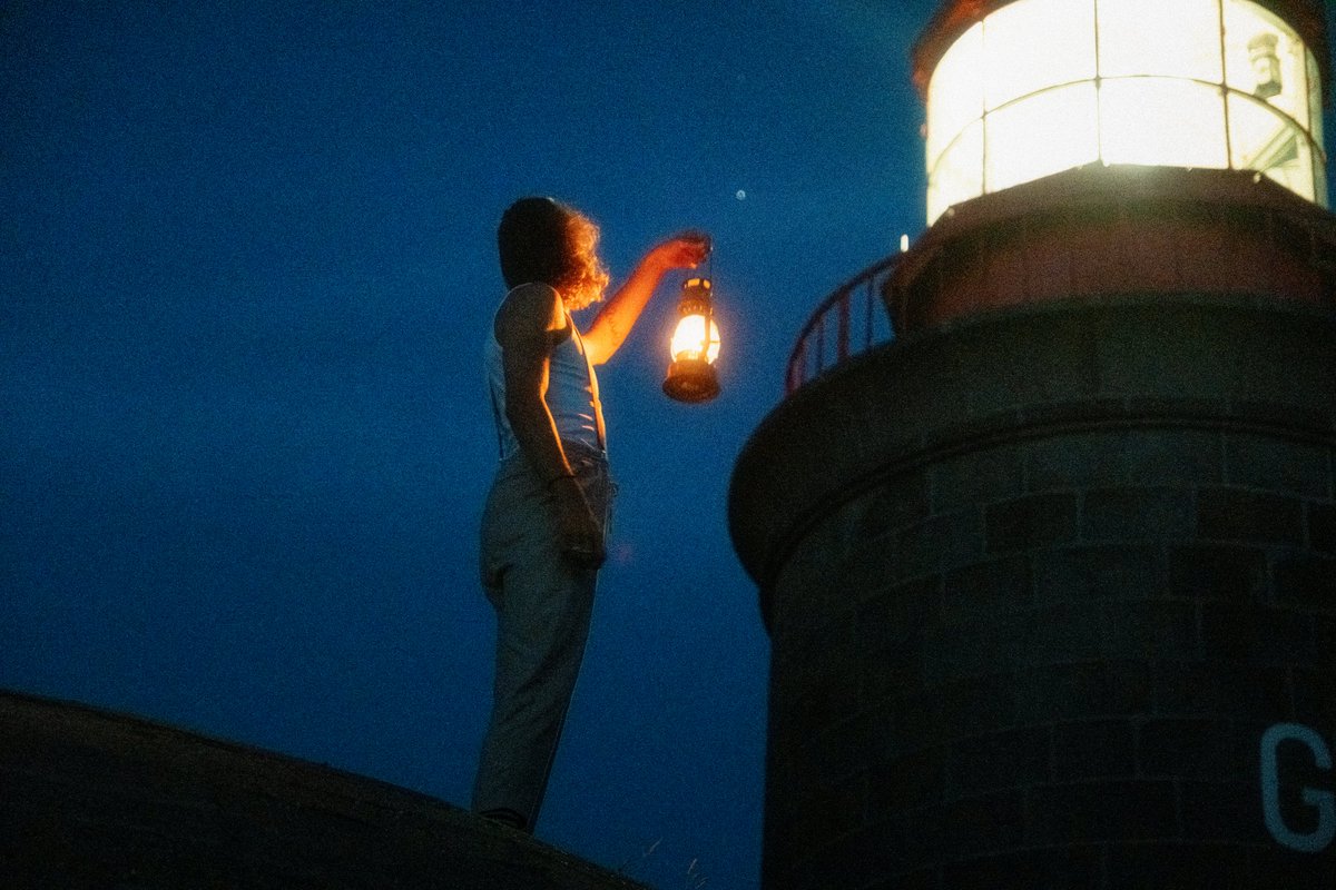 Capreoluskid's tweet photo. Blue hour with lighthouse keeper
ft @AxelBaisnee ❤️ https://t.co/pXfWEcyLdS