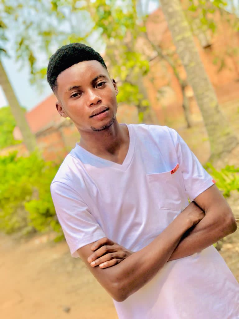 RegisRex2's tweet image. Viré partout, un enfant pas accepté
La différence te fais voir les vrais visages
Un peu ailleurs, généreux mais pas très sage
Seule la nuit noire me laisse un peu de temps pour réfléchir à
demain
Devant le miroir, du mal à me reconnaître, rongé par le regard
des gens 😫😫