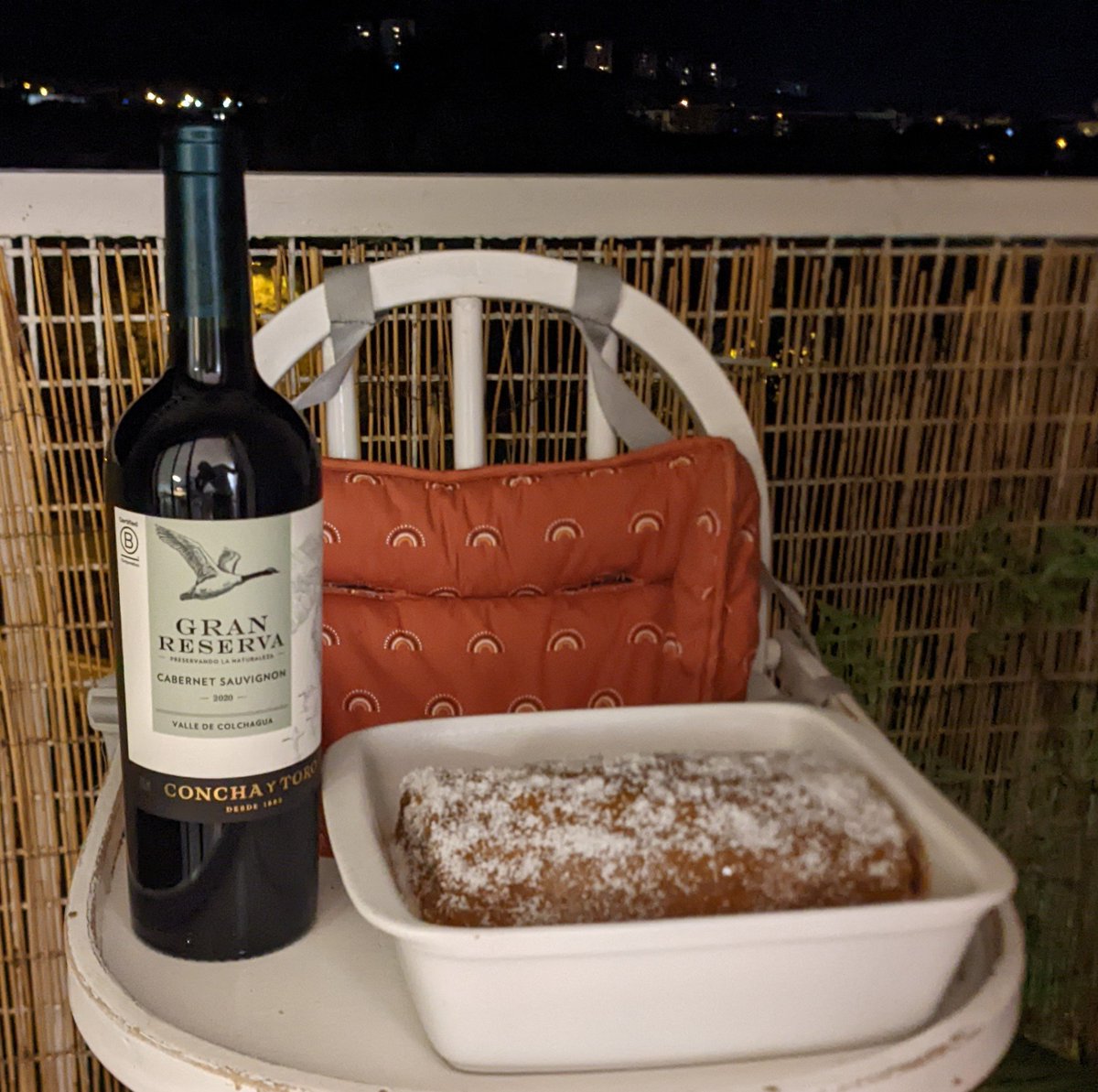 I just got a beautiful gift from 'the mom of the husband of (someone) that works with me in the lab'. A homemade cake with manjar and a great wine from Chile. Feeling so lucky to work with people that cross the ocean for a scientific adventure. @centuri_ls @CIML_Immunology