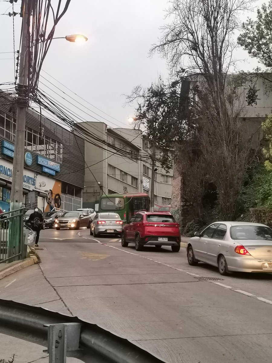 manepoulain's tweet photo. Precaución subida de C Esperanza, altura Numancia Sports por cable que quedó suelto producto de camión muy alto. @Chilquinta @AlertaNoticiasV https://t.co/E1zTsTR24n