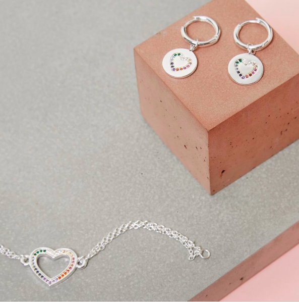 Loves in the air 💕

#love #loveheart #lovesintheair #loveallaround #annieoak #annieaokjewellery #sustainablejewellery #sustainablejewelry #handmadejewellery #ethicaljewellery #handmade