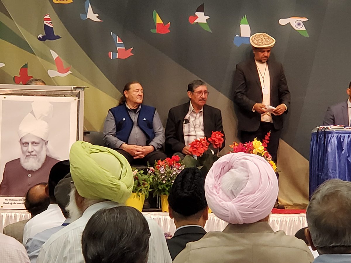 AMJLloydminster's tweet photo. Our indigenous friends joined us on Jalsa Salana Western Canada 🇨🇦 &amp; shared their love and compassion they feel ❤️ https://t.co/d5z14CFJ8j