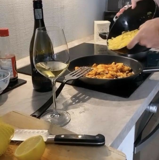 ┌─── 𝐃𝐫. 𝐋𝐞𝐞 𝐖𝐢𝐥𝐥𝐢𝐚𝐦
 —  날마다

O jantar de hoje ficou por minha conta, mesmo de "folga" resolvi treinar um pouco e por em prática o que venho fazendo nas aulas de gastronomia.