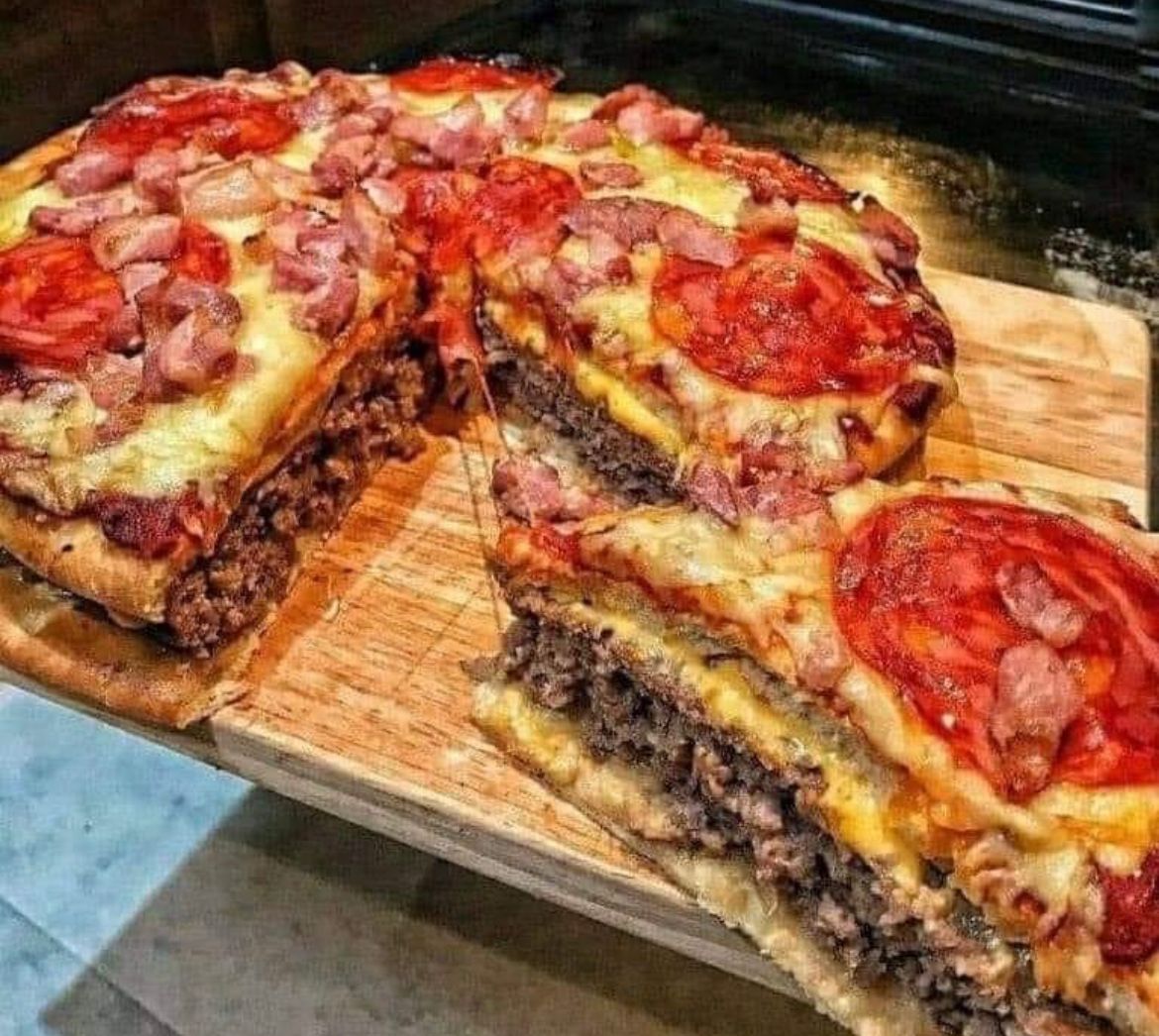 food_porn17's tweet photo. PIZZABURGER!! https://t.co/2dzWZUC5oz