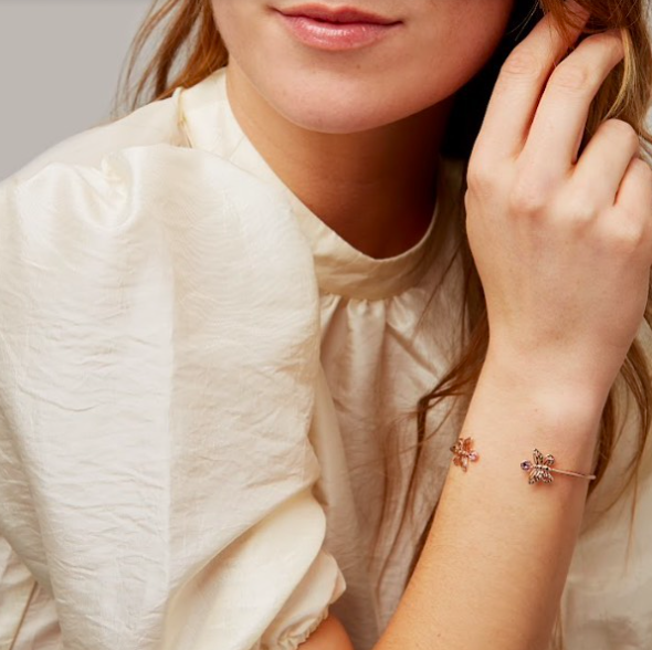 The perfect summer bangle 💗🦋

#summerjewellery #sunny #chain #sustainability #sustainablejewellery #ecofriendly #fashion #recycledjewellery #upcycledjewellery #wearableart #sustainable #shopsmall #recycledgold #ecofriendlyjewellery #jewelry #oneofakindjewelry